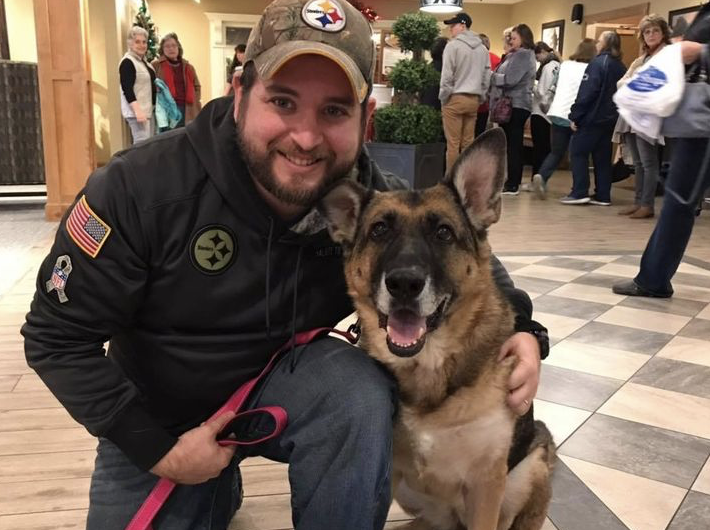 Heartwarming Reunion: Soldier and Beloved Military Dog Embrace After Years Apart, A Testament to the Enduring Unbreakable Bond