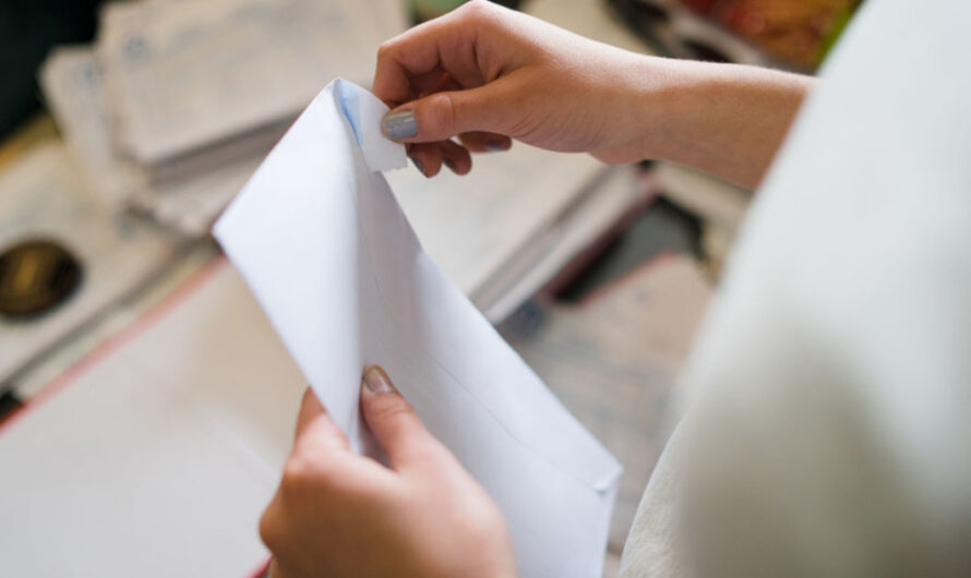 Woman asks neighbor to watch dogs – then receives a letter from him that reduces her to tears